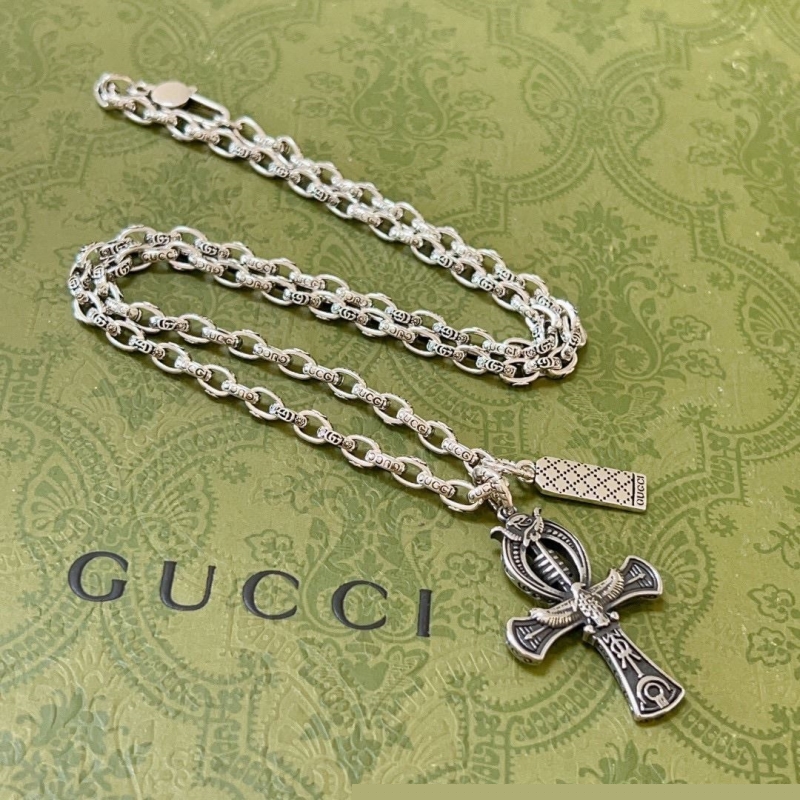 G*u*i necklaces